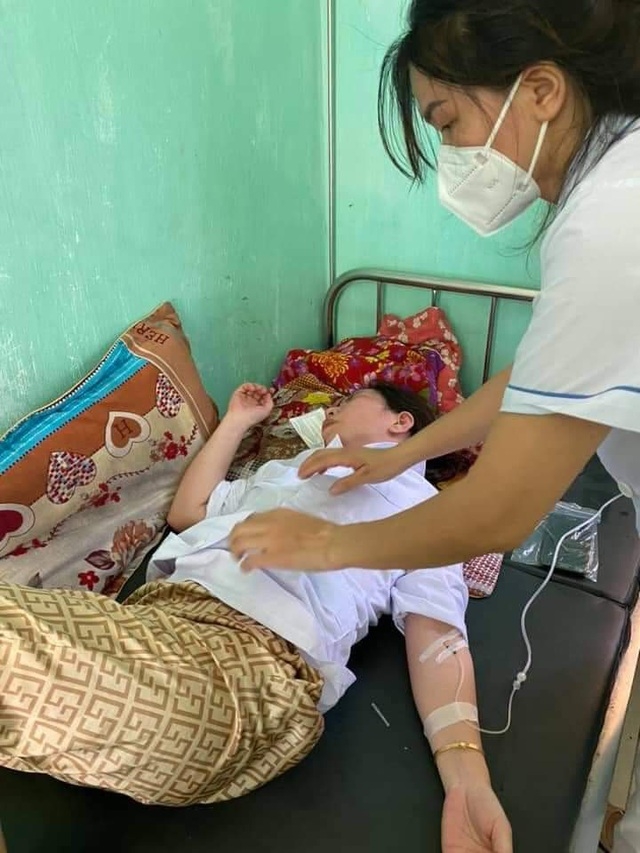 Covid-19 ở Việt Nam: Thời tiết nắng nóng, y, bác sĩ kiệt sức trong bộ đồ bảo hộ Covid-19: Nhói lòng hình ảnh y, bác sĩ kiệt sức trong bộ đồ bảo hộ vì nắng nóng