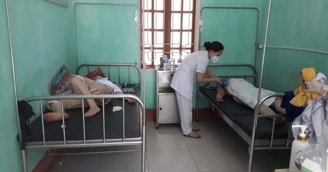 Covid-19 ở Việt Nam: Thời tiết nắng nóng, y, bác sĩ kiệt sức trong bộ đồ bảo hộ Covid-19: Nhói lòng hình ảnh y, bác sĩ kiệt sức trong bộ đồ bảo hộ vì nắng nóng