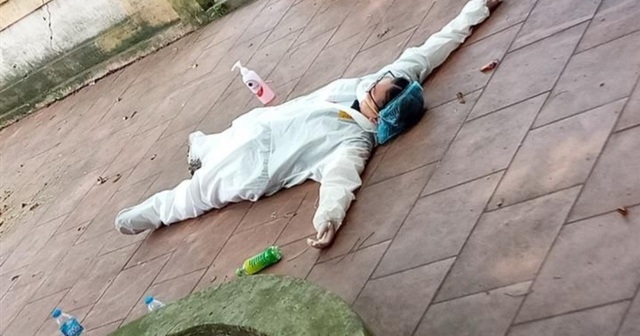 Covid-19 ở Việt Nam: Thời tiết nắng nóng, y, bác sĩ kiệt sức trong bộ đồ bảo hộ Covid-19: Nhói lòng hình ảnh y, bác sĩ kiệt sức trong bộ đồ bảo hộ vì nắng nóng