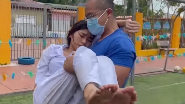 Covid-19: Nhói lòng hình ảnh y, bác sĩ kiệt sức trong bộ đồ bảo hộ vì nắng nóng