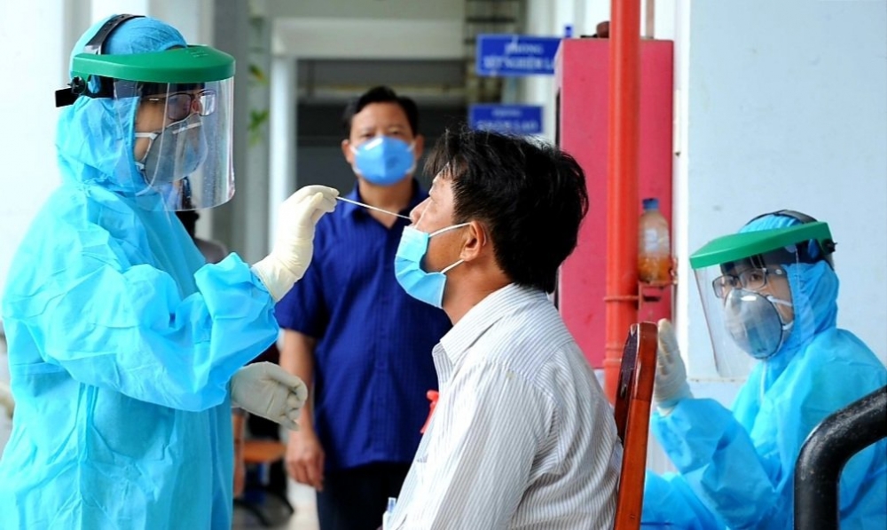 Nhân viên y tế lấy mẫu xét nghiệm Covid-19 ở Long An. (Nguồn: Thanh niên) Nhân viên y tế lấy mẫu xét nghiệm Covid-19 ở Long An. (Nguồn: Thanh niên)