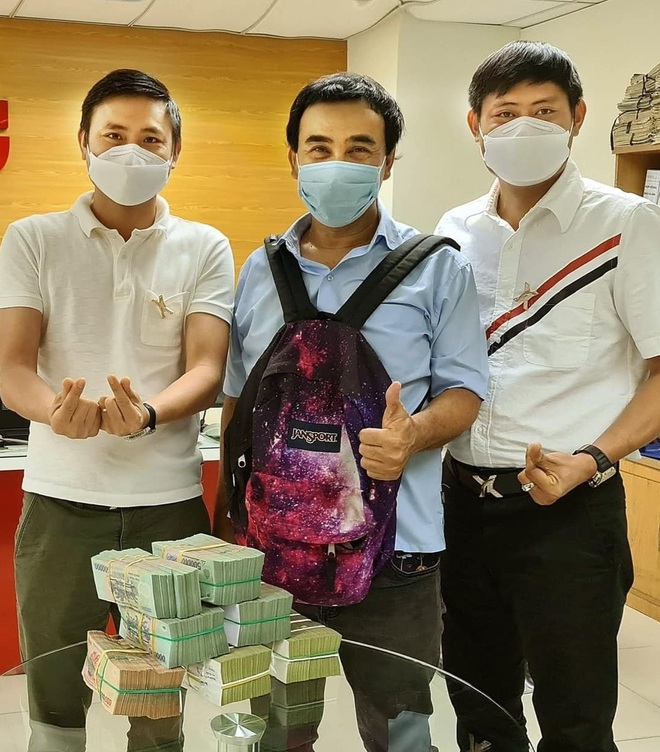 MC Quyền Linh ủng hộ 2,2 tỷ đồng để mua vaccine Covid-19 cho người nghèo