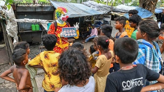 Chú hề vui nhộn giúp trẻ em khu ổ chuột Ấn Độ phòng, chống dịch Covid-19