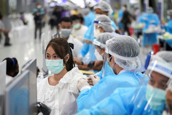 Một cơ sở tiêm ngừa COVID-19 ở Bangkok, Thái Lan, ngày 24-5 - Ảnh: REUTERS Một cơ sở tiêm ngừa COVID-19 ở Bangkok, Thái Lan, ngày 24-5 - Ảnh: REUTERS