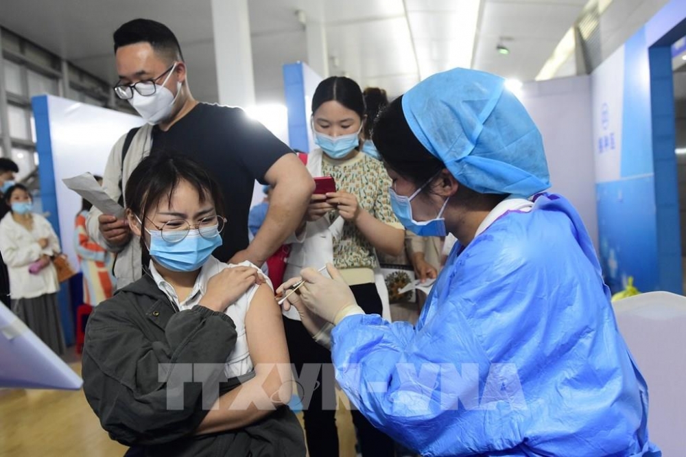 Nhân viên y tế tiêm vaccine Covid-19 cho người dân ở An Huy, Trung Quốc. Nhân viên y tế tiêm vaccine Covid-19 cho người dân ở An Huy, Trung Quốc.