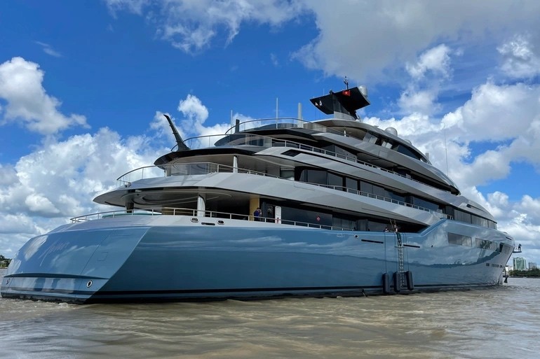 Siêu du thuyền của tỷ phú Anh lướt trên sông Hậu trưa 5/6. (Ảnh: H.T) Siêu du thuyền của tỷ phú Anh lướt trên sông Hậu trưa 5/6. (Ảnh: H.T)