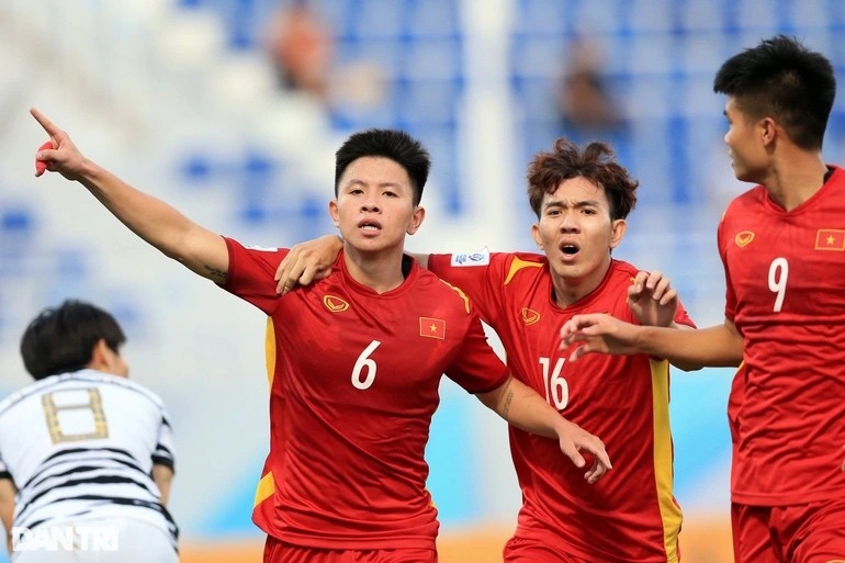 Tiến Long ăn mừng bàn thắng gỡ hòa. (Ảnh: Tuấn Duy) Tiến Long ăn mừng bàn thắng gỡ hòa. (Ảnh: Tuấn Duy)