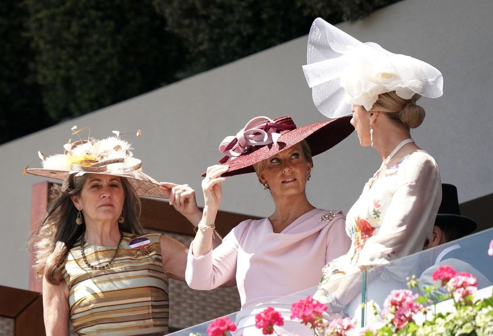 Hoàng gia Anh: Gu thời trang sành điệu của vợ hoàng tử Edward