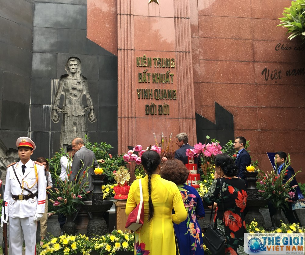 linh thieng do ng ma u la c ho ng hoa t do ng tri an da y y nghi a