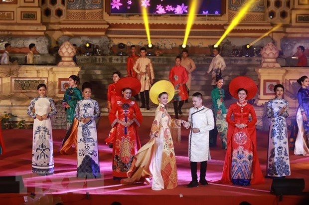 ao dai bieu tuong van hoa gan voi hinh tuong phu nu viet nam 2