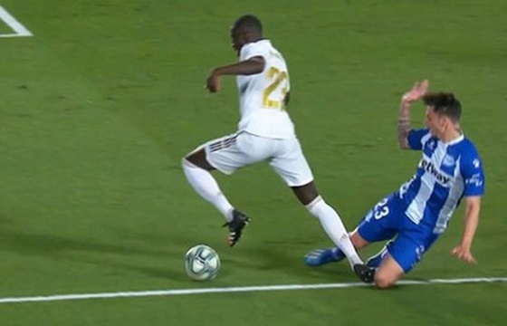 Tranh cãi nảy lửa về hai bàn thắng giúp Real Madrid chiến thắng