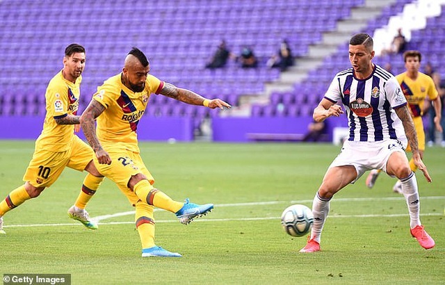 Vidal mở tỷ số cho Barcelona từ rất sớm. danh bai valladolid barcelona tiep tuc gay ap luc len real madrid