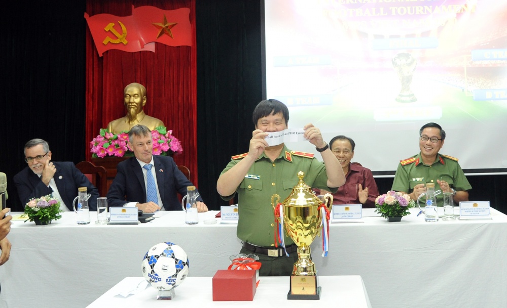 giai giao huu bong da quoc te cau noi huu nghi giua bo cong an va cac co quan dai dien cua nuoc ngoai