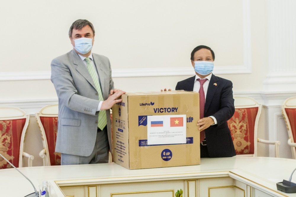 Đại sứ Ngô Đức Mạnh trao tặng khẩu trang y tế cho ông V.Kalganov Phó Chủ tịch Ủy ban Đối ngoại Saint Petersburg. dai su ngo duc manh tham lam viec tai tp saint petersburg 1
