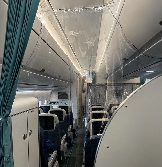 Chuyến bay lần này là chuyến bay chưa từng có trong tiền lệ với nhiều nguy cơ rất cao vì tỉ lệ bệnh nhân dương tính rất lớn, chiếm đến hơn 50%. Theo nhận định của chuyên gia cấp cứu, trong hơn 120 ca được xác định mắc COVID-19 trên chuyến bay này, chắc chắn sẽ có 7 đến 10 ca có biểu hiện nặng. Chính vì vậy, các phương án, kịch bản đã được đưa ra chi tiết và cụ thể nhằm mục đích tránh lây nhiễm cho nhân viên y tế, cũng như phi hành đoàn bay nhất. Máy bay sẽ được chia làm 4 khu gồm: - Khu đuôi máy bay dành cho bệnh nhân dương tính; - Khu bệnh nhân chưa có kết quả xét nghiệm và bệnh nhân âm tính; - Khu 3 là nhân viên y tế - Khu thứ 4 là của phi hành đoàn. covid 19 hinh anh doan bay len duong ho tro hon 200 cong dan viet o tai guinea xich dao ve nuoc