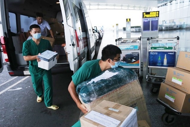 Covid-19: Hình ảnh đoàn bay lên đường hỗ trợ hơn 200 công dân Việt ở tại Guinea Xích đạo về nước Covid-19: Hình ảnh đoàn bay lên đường hỗ trợ 219 công dân Việt Nam từ Guinea Xích đạo về nước