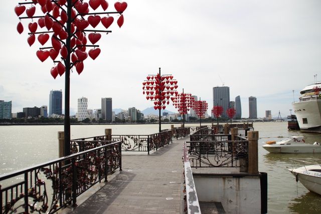 Cầu tình yêu bên bờ sông Hàn không một bóng người. (Nguồn: Dân trí) dich covid 19 hinh anh da nang cua dong then cai