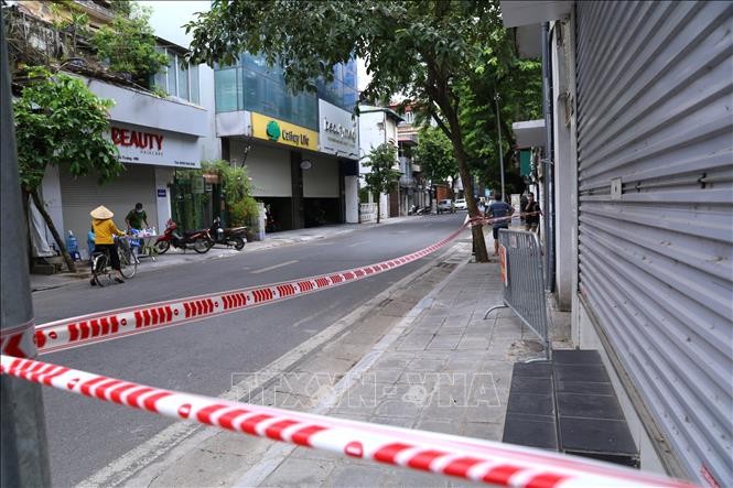 Hà Nội khẩn trương khoanh vùng, truy vết các trường hợp liên quan đến ca mắc Covid-19