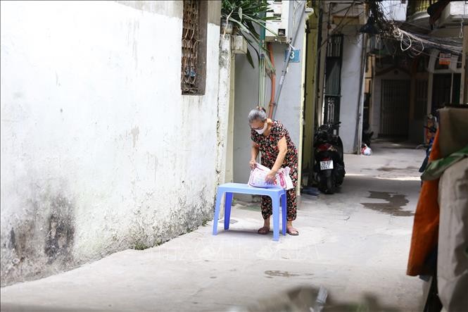 Người dân ngõ 93 Văn Hương (bị phong tỏa) nhận đồ tiếp tế.