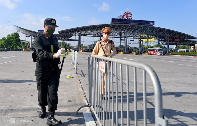 Hà Nội khẩn trương khoanh vùng, truy vết các trường hợp liên quan đến ca mắc Covid-19