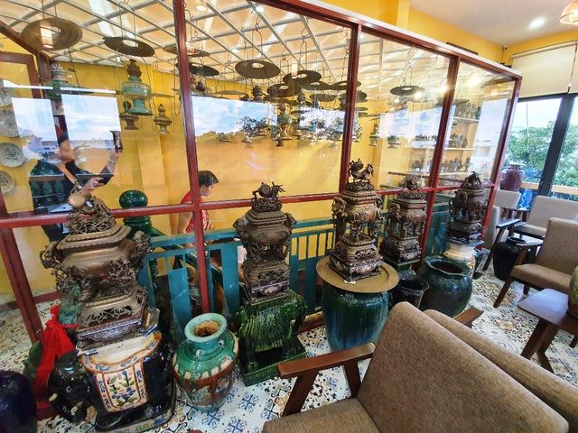 Độc đáo căn nhà được 'phủ kín' hàng nghìn món đồ cổ ở Việt Nam