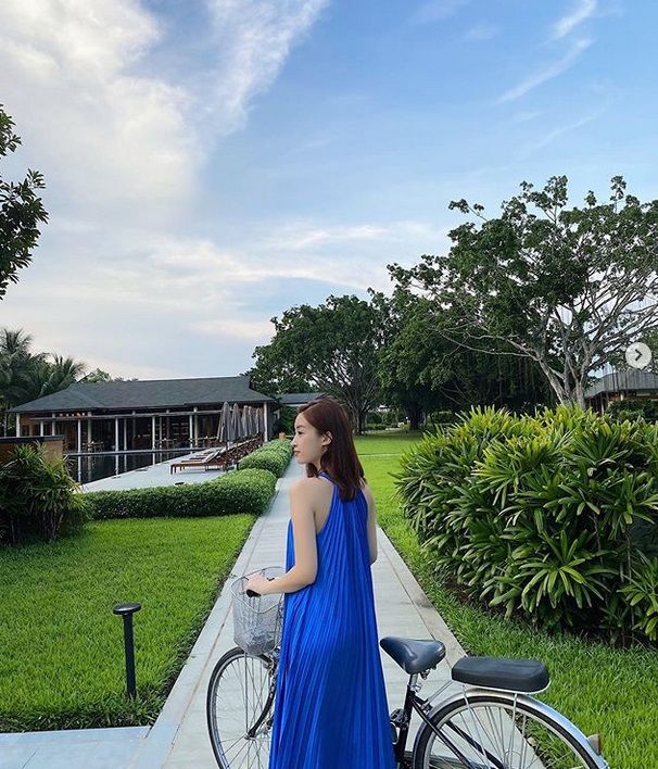 Street style sao Việt: Hoa hậu Mỹ Linh yêu kiều, Hà Tăng trẻ trung như gái teen, Tóc Tiên khoe dáng đồng hồ cát