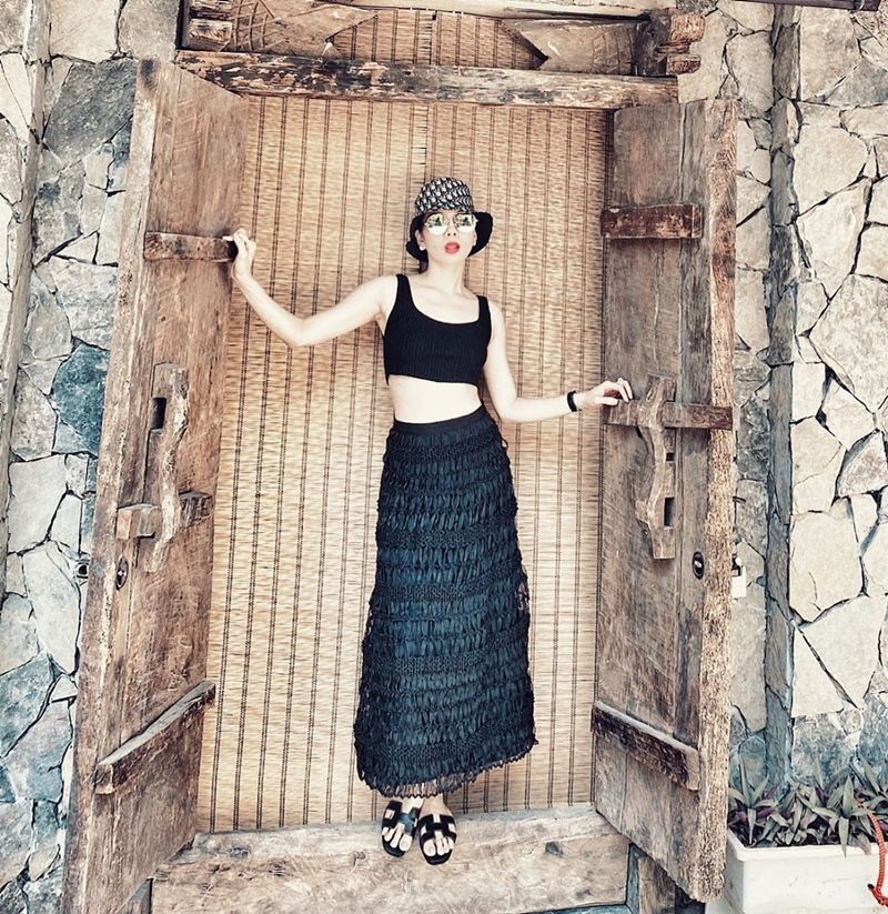 Street style sao Việt: Hoa hậu Mỹ Linh yêu kiều, Hà Tăng trẻ trung như gái teen, Tóc Tiên khoe dáng đồng hồ cát