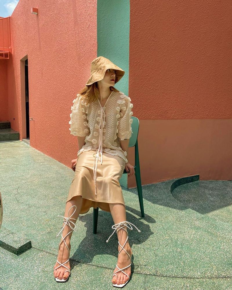 Street style sao Việt: Hoa hậu Mỹ Linh yêu kiều, Hà Tăng trẻ trung như gái teen, Tóc Tiên khoe dáng đồng hồ cát