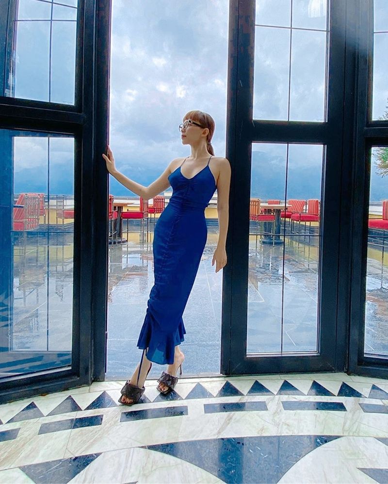 Street style sao Việt: Hoa hậu Mỹ Linh yêu kiều, Hà Tăng trẻ trung như gái teen, Tóc Tiên khoe dáng đồng hồ cát