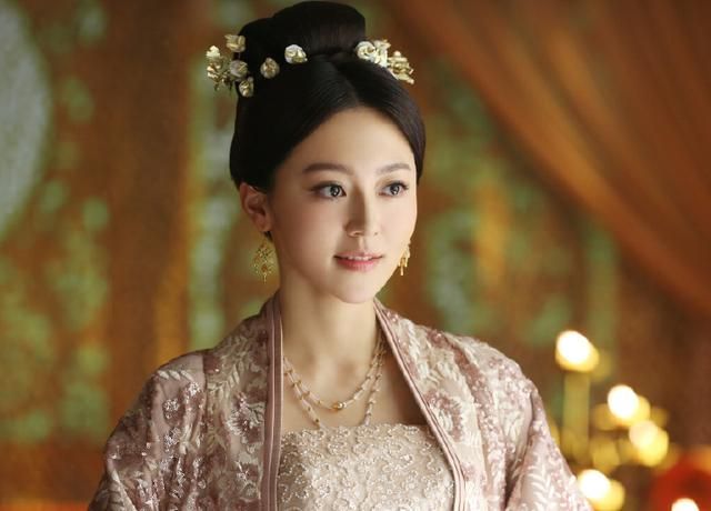 nhung em gai tra xanh trong phim hoa ngu khien chi em phan no 1