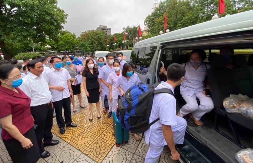 Dịch Covid-19: Đoàn quân 'blouse trắng' đã lên đường tiến về miền Trung thân thương