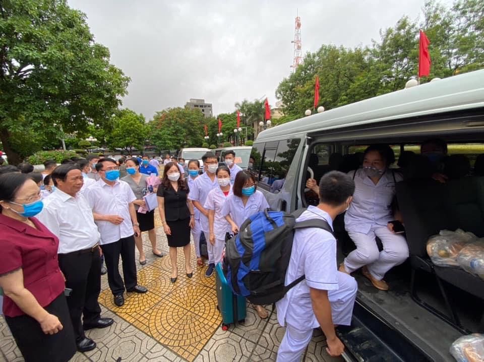 Dịch Covid-19: Đoàn quân 'blouse trắng' đã lên đường tiến về miền Trung thân thương dich covid 19 doan quan blouse trang da len duong tien ve mien trung than thuong