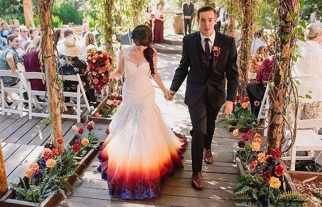 Đắm chìm trong những chiếc váy cưới 'ngọn lửa' đầy màu sắc