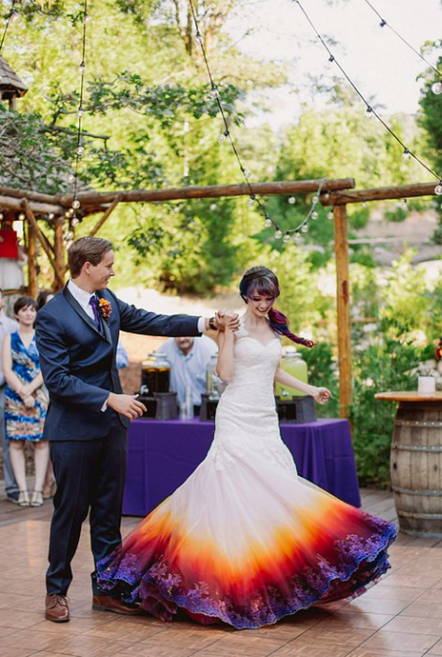 'Đắm chìm' trong những chiếc váy cưới đầy sắc màu dam-chim-trong-nhung-chiec-vay-cuoi-day-sac-mau-2