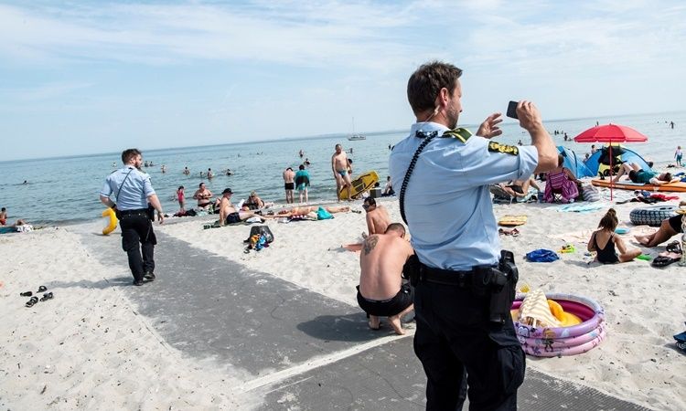 covid-19-indonesia-tiep-tuc-cua-dong-then-cai-dan-mach-bat-buoc-nguoi-dan-deo-khau-trang-kazakhstan-va-tho-nhi-ky-noi-lai-cac-chuyen-bay