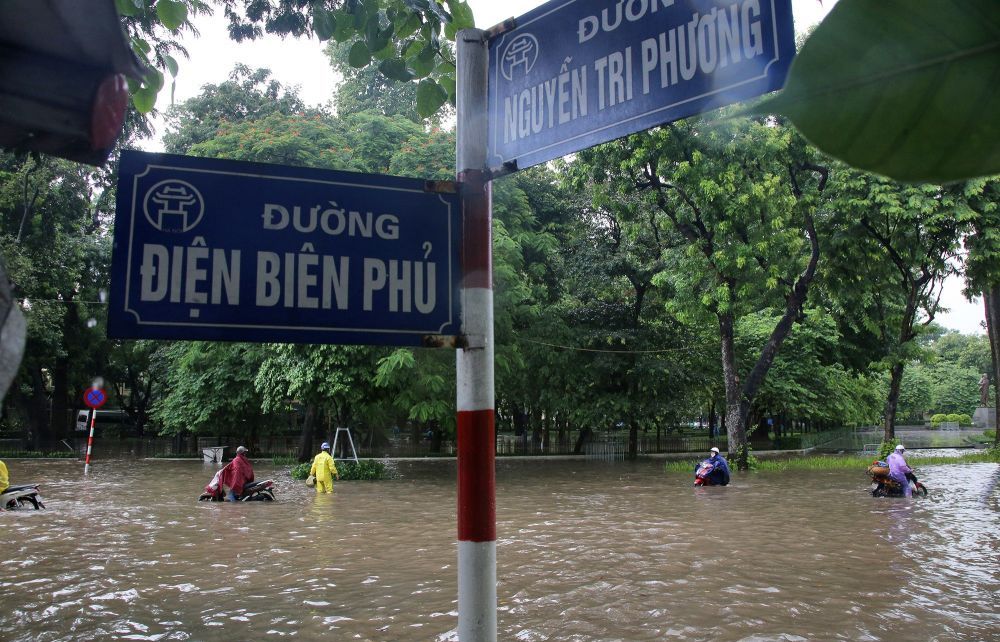 Hình ảnh đường phố Hà Nội mênh mông nước, người dân hì hục lội 'sông'