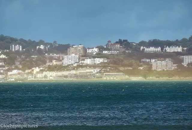 chiem-nguong-cau-vong-phang-tren-bien-cuc-hiem-sau-con-bao