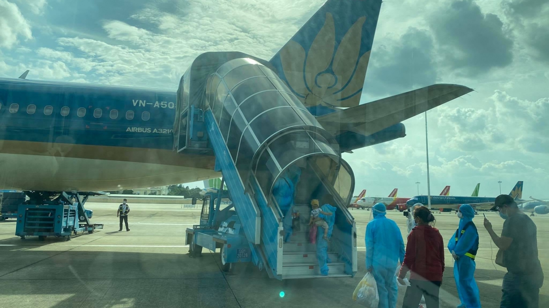 Covid-19 ở Nghệ An: Hàng trăm người dân xứ Nghệ đến sân bay Tân Sơn Nhất làm thủ tục về quê