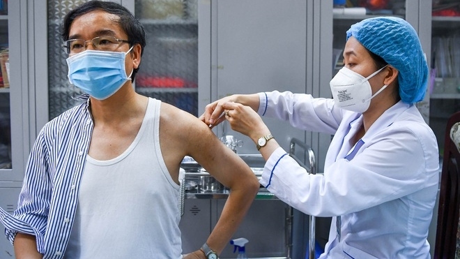 Có nên uống thuốc chống dị ứng trước khi tiêm vaccine Covid-19?