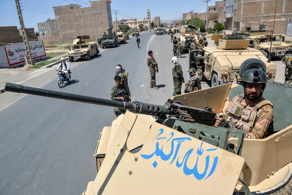 Lực lượng an ninh Afghanistan kháng cự sự tấn công của Taliban ở tỉnh Herat ngày 1-8 - (Nguồn:: AFP Lực lượng an ninh Afghanistan kháng cự sự tấn công của Taliban ở tỉnh Herat ngày 1-8 - (Nguồn:: AFP