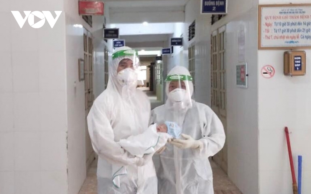 Sau khoảng 1 giờ đồng hồ nỗ lực, ê kíp đã giúp sản phụ “vượt cạn” thành công, hạ sinh một bé trai nặng 2,5 kg. Sau khoảng 1 giờ đồng hồ nỗ lực, ê kíp đã giúp sản phụ “vượt cạn” thành công, hạ sinh một bé trai nặng 2,5 kg.