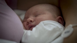 Bị Covid-19 có nên nuôi con bằng sữa mẹ? Cần làm gì để tránh lây nhiễm cho con?