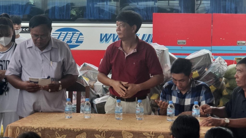 Tặng quà cho bà con có hoàn cảnh khó khăn chịu ảnh hưởng của dịch Covid-19 tại tỉnh Kampot, Campuchia