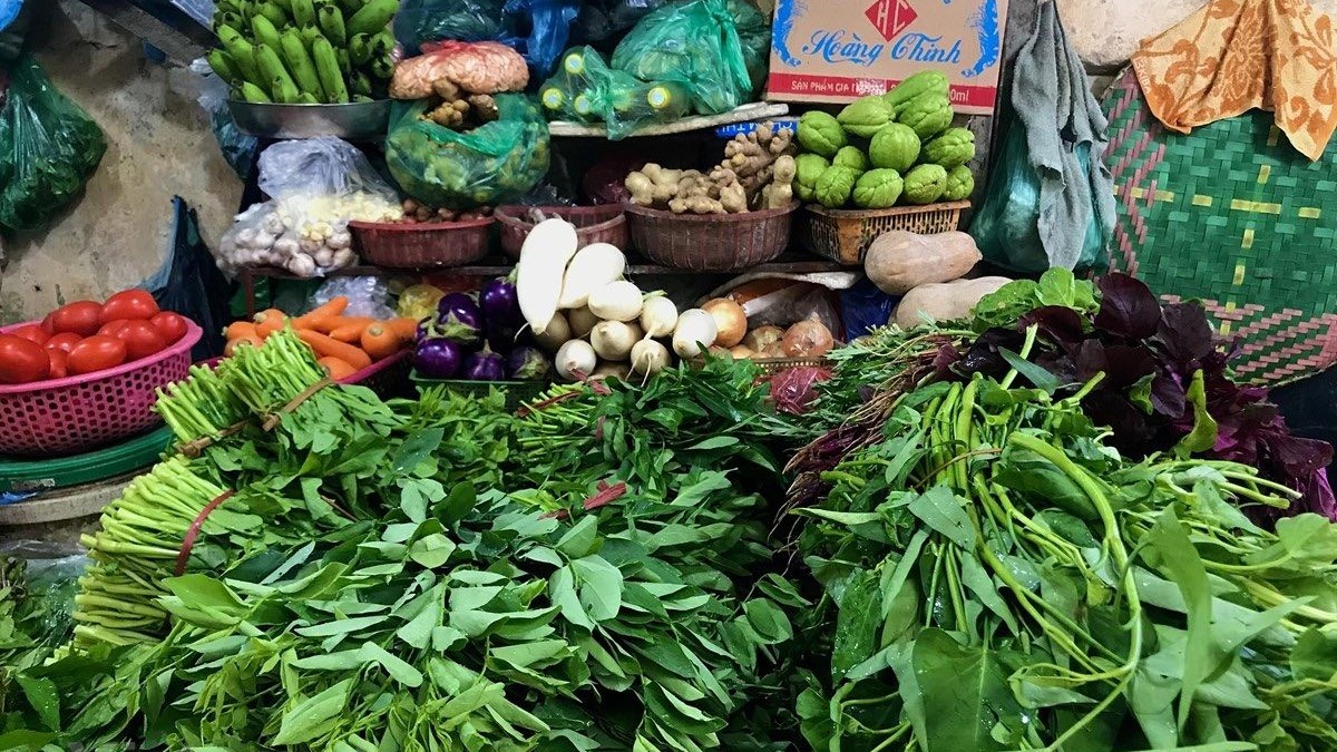 Giá rau xanh, thực phẩm tại các chợ dân sinh ở Hà Nội tiếp tục đà 'hạ nhiệt'