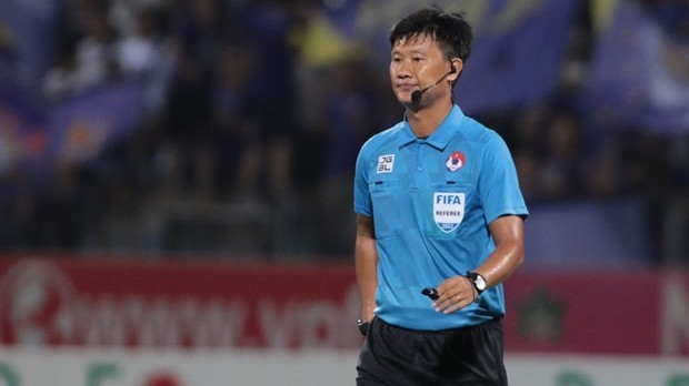 Sức ép khủng khiếp giữa ranh giới 'đúng, sai' của trọng tài V-League