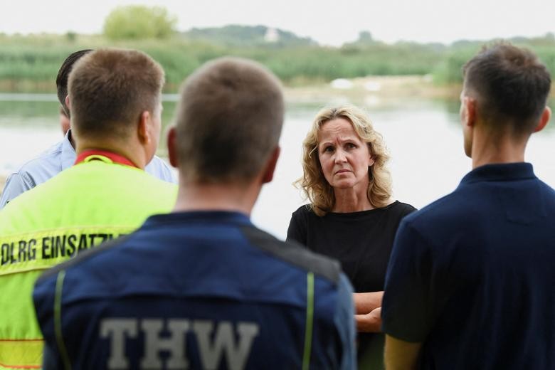 Thảm họa sinh thái, hàng tấn cá phơi bụng phủ kín sông Oder khu vực biên giới Đức-Ba Lan