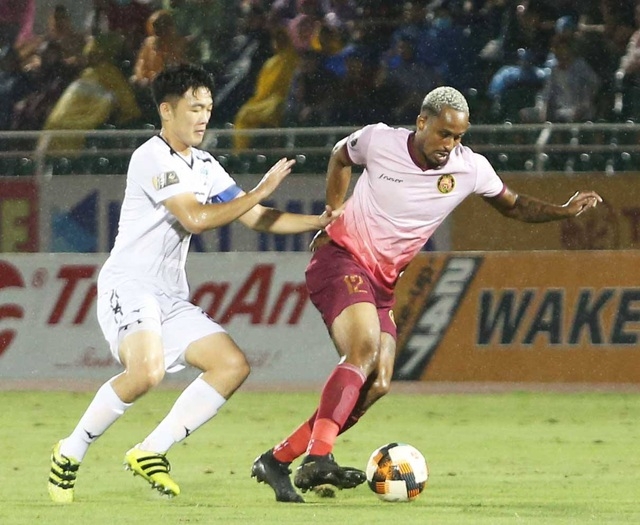 vi sao cau thu ha gia lai toa sang o doi tuyen quoc gia nhung lai chat vat tai clb