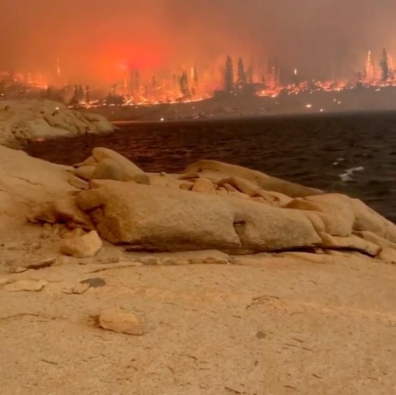 Đang căng mình chống dịch Covid-19, bang California lại phải đối mặt với đám cháy rừng lớn kỷ lục Đang căng mình chống dịch Covid-19, bang California lại phải đối mặt với đám cháy rừng lớn kỷ lục