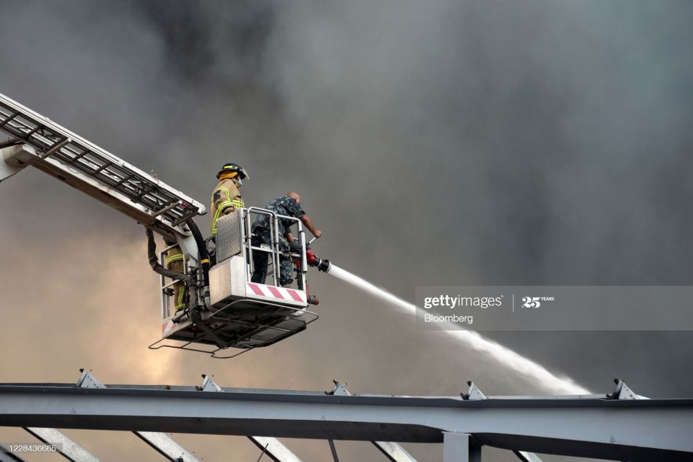 Cận cảnh đám cháy lớn tại cảng Beirut, khói đen bốc cao trên bầu trời thủ đô Lebanon