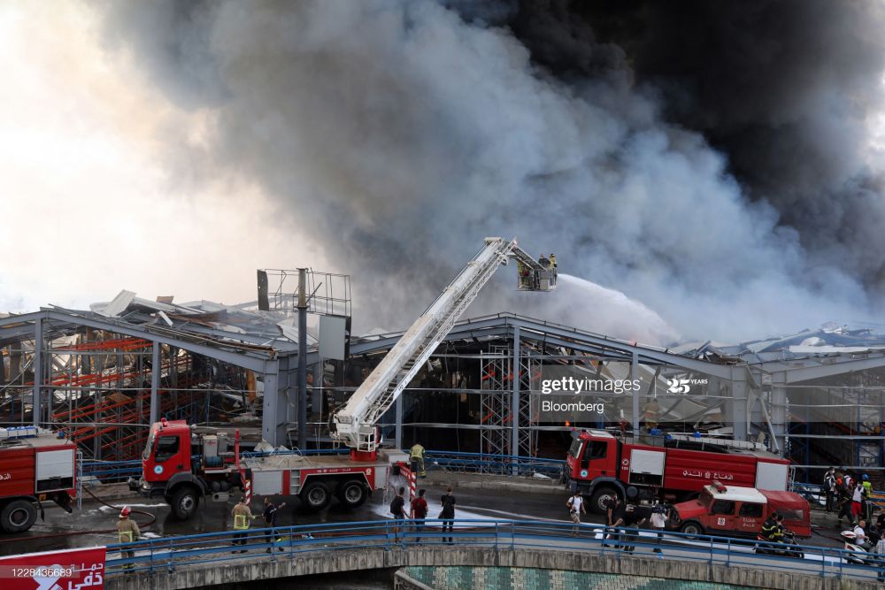 Cận cảnh đám cháy lớn tại cảng Beirut, khói đen bốc cao trên bầu trời thủ đô Lebanon